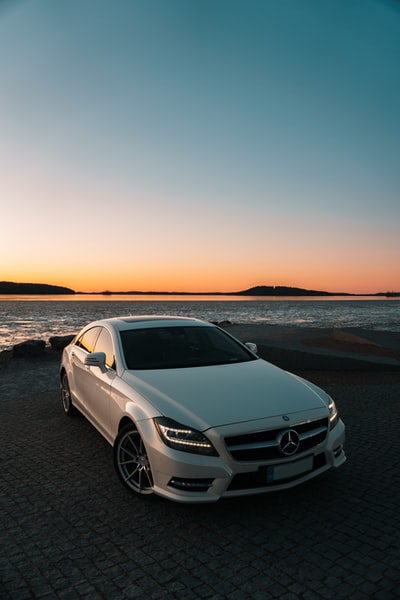 日落时分沙滩上的白色奔驰c级